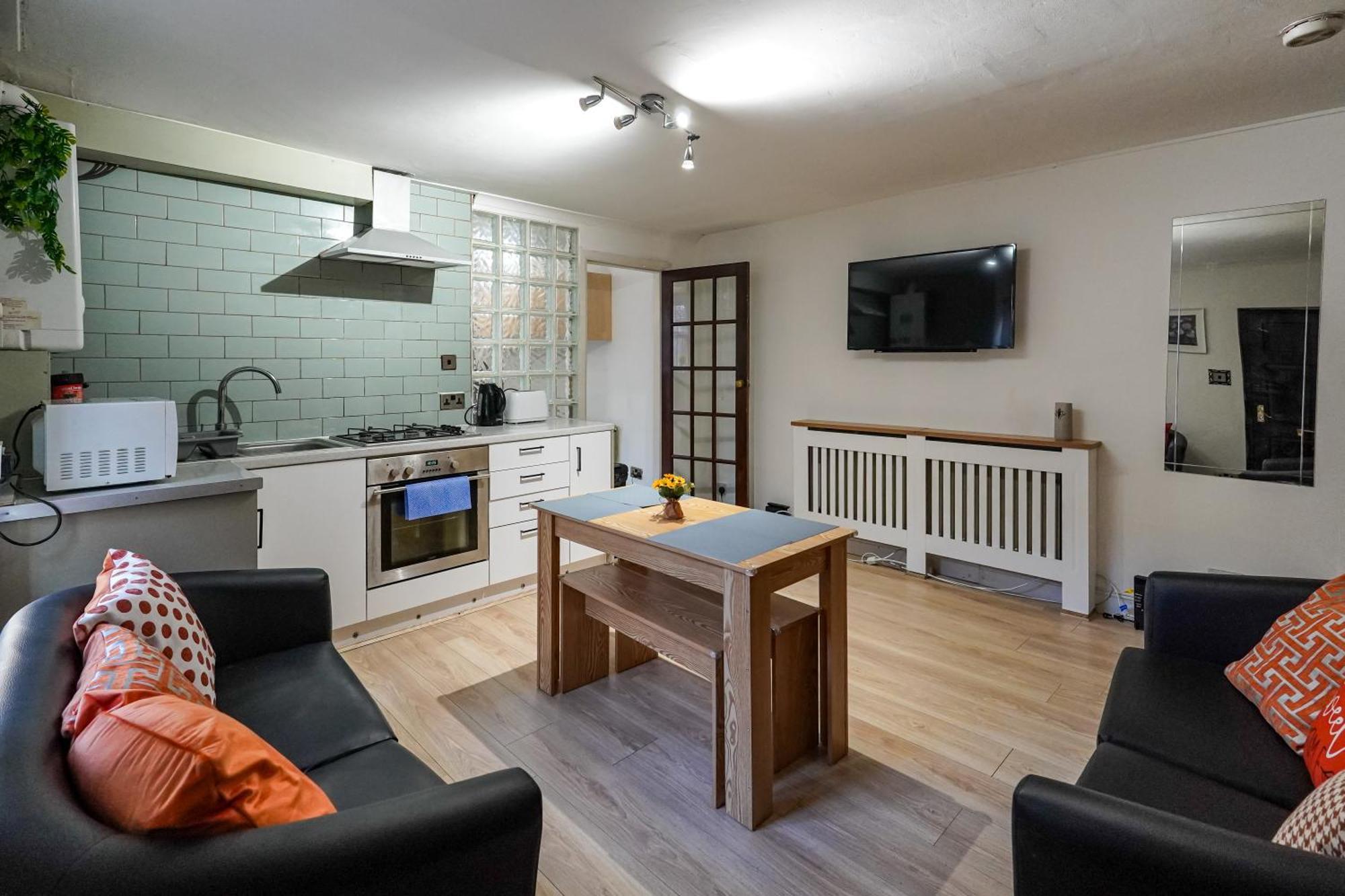 Headingley 2 Bedroom Flat Near Universities Shops& Park Apartment