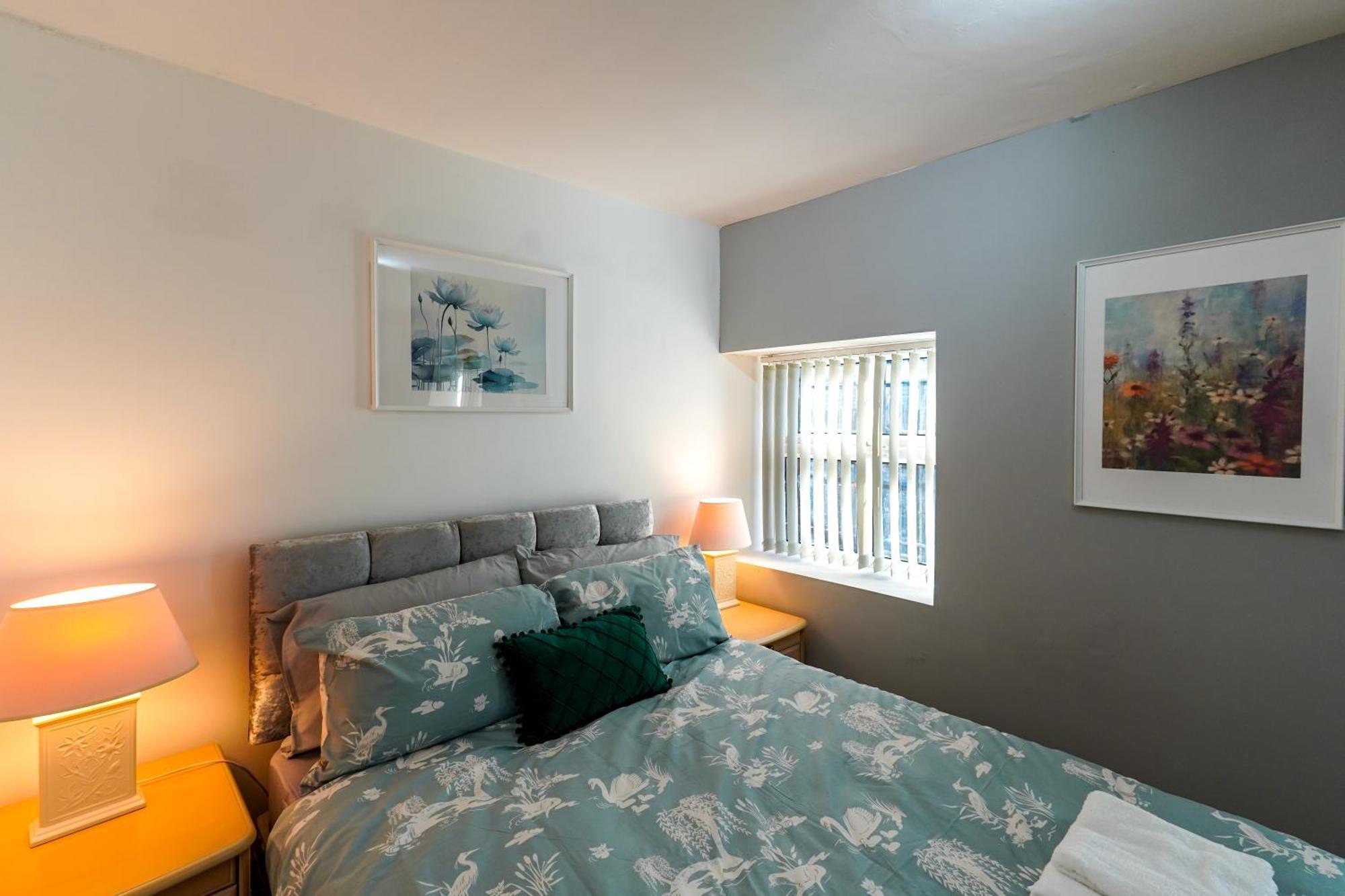 Headingley 2 Bedroom Flat Near Universities Shops& Park Apartment