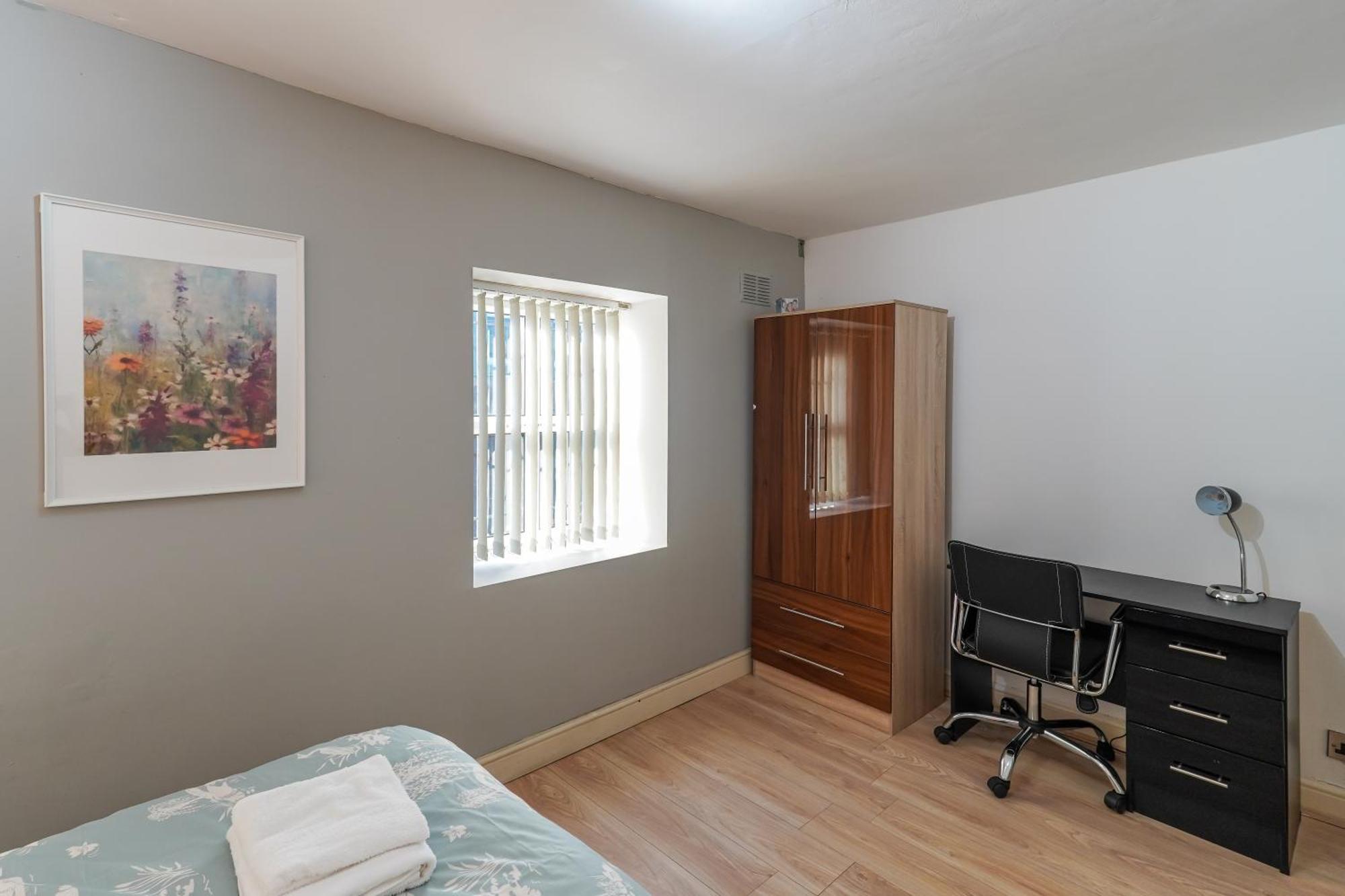 Headingley 2 Bedroom Flat Near Universities Shops& Park *